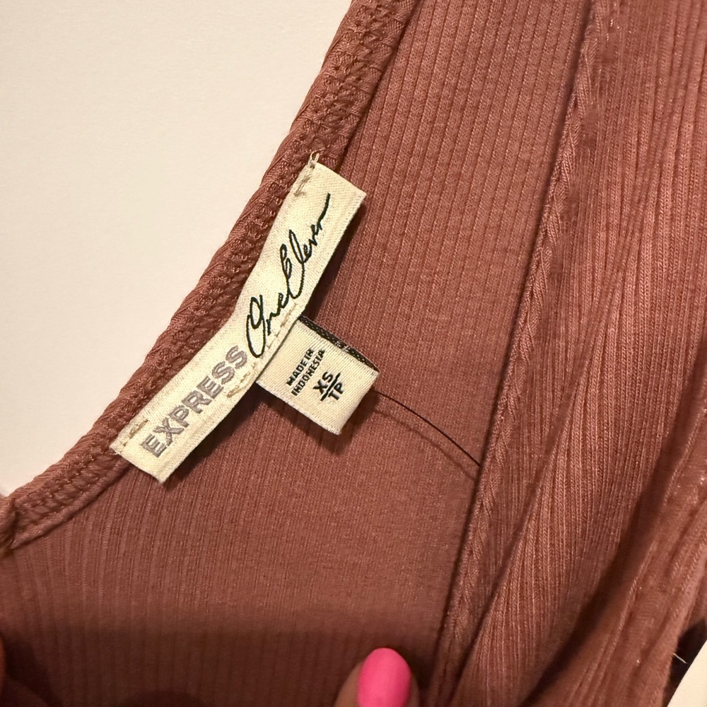Express Rust Ribbed V-Neck Tank - Picture 3 of 3